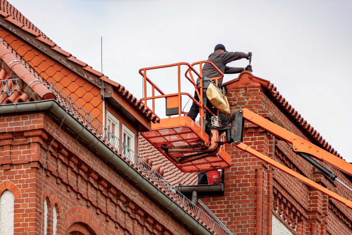 Deux couvreurs tués en chutant d'un toit : ce que ces drames rappellent sur la sécurité des chantiers